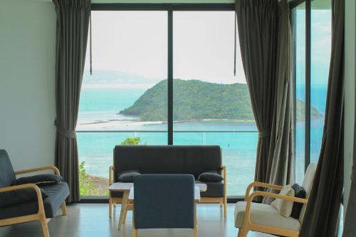 Sis and Sea Villa