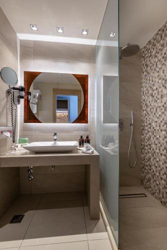 Double Room with Sea View image 5