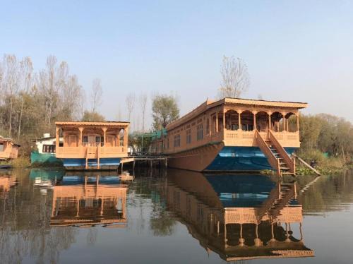 Lanachrise Group Of Deluxe Classes Houseboats