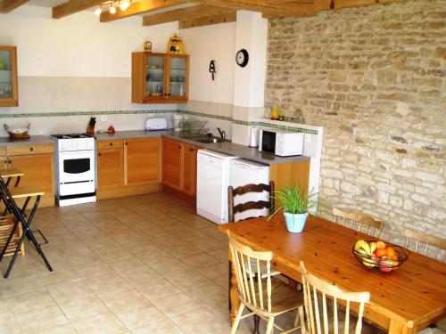 virtuve, Le Noisetier at Les Hiboux Gites in Crezieres