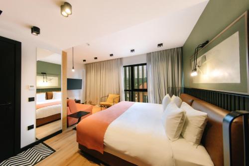 1 king bed, 1 sofa bed