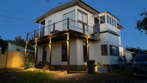Udvendig, Tequila Sunset Beachfront Family Holiday Home, Bass Coast in Grantville