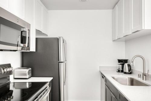 Redondo Beach 1BR w Pool Gym WD nr Beach LAX-614 in Redondo Beach, USA