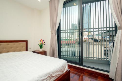 Queen Room with Balcony image 1