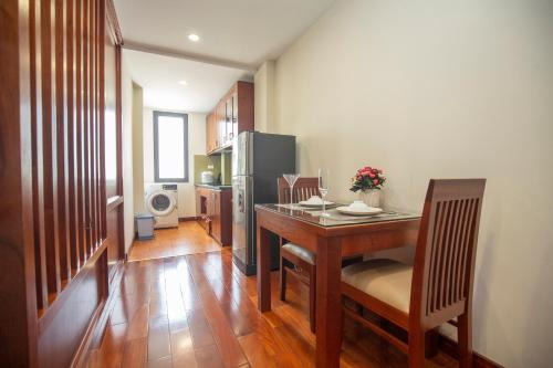 Queen Room with Balcony image 5