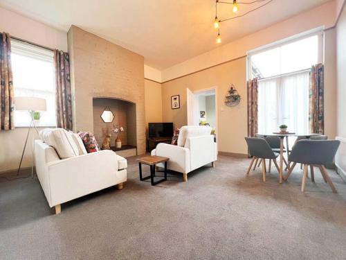 2-Bed Victorian Elegance - image 5