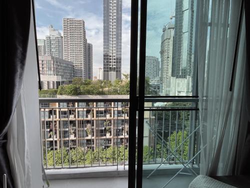 luxurious Downtown condo w/train access - image 8
