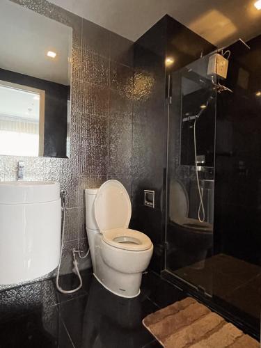 luxurious Downtown condo w/train access - image 3