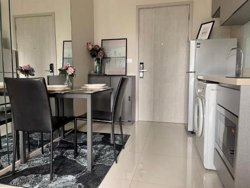 luxurious Downtown condo w/train access - image 4