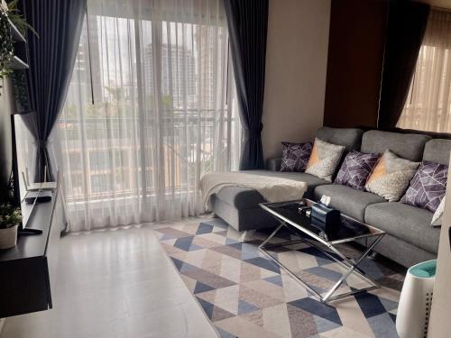 luxurious Downtown condo w/train access - image 9