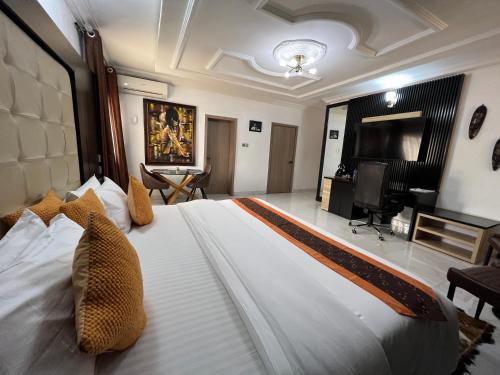 Deluxe Double Room with Balcony image 7