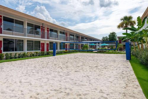 Ramada by Wyndham Kissimmee Gateway - Free Theme Park Shuttle