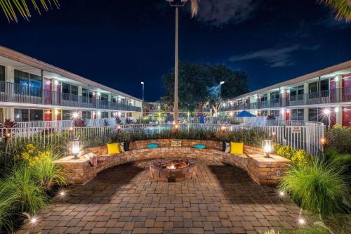 Ramada by Wyndham Kissimmee Gateway - Free Theme Park Shuttle