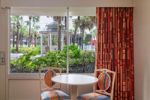 Ramada by Wyndham Kissimmee Gateway - Free Theme Park Shuttle
