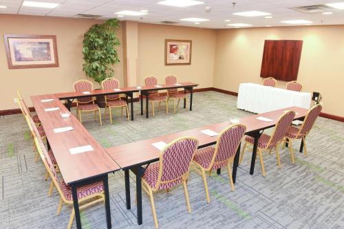 Hampton Inn & Suites Madisonville - image 9