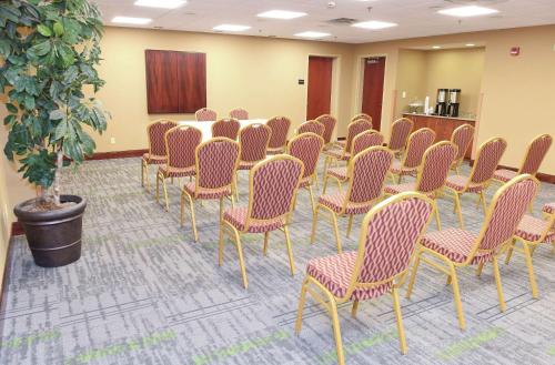 Hampton Inn & Suites Madisonville - image 10