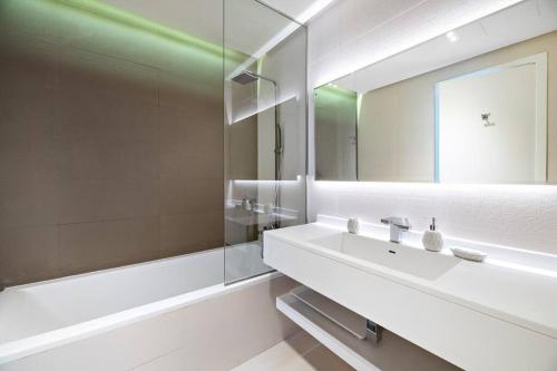 Modern Style 1 BR near Marina Mall and Metro, Dubaj (fotografie 2)
