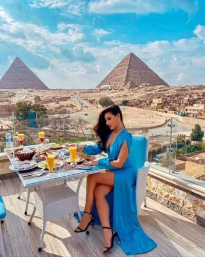 Toit ja joogid, Great Pyramid Inn in Giza
