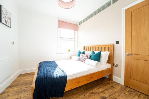 B&B Redhill - Redhill Garland- 1 bed ground floor apartment by LGW Short Lets - Bed and Breakfast Redhill