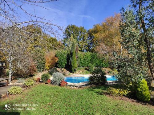 Haut de villa : véranda, terrasse, vue piscine