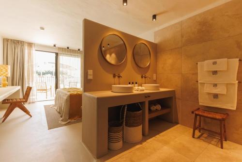 Deluxe Double or Twin Room with Pool View image 3