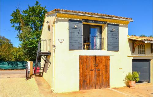 Amazing Apartment In Saint-martin-de-crau With Kitchen