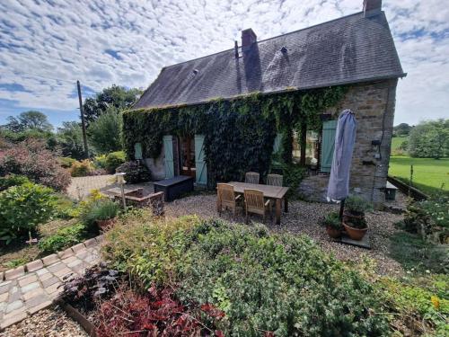 Maison de charme pour 4 personnes, calme in Moulins-la-Marche