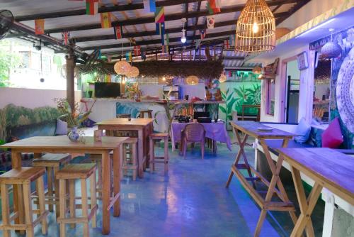 Taru Hostel - Surf Camp, Restaurant & Bar
