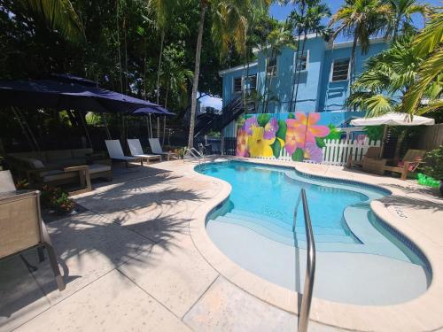 Duval Street Suite w kitchen and shared heated pool