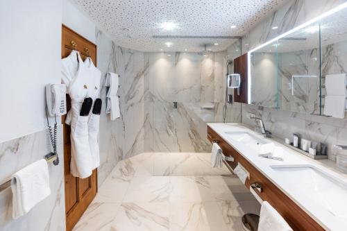 496889222 Trofana Royal 5-Sterne Superior Resort