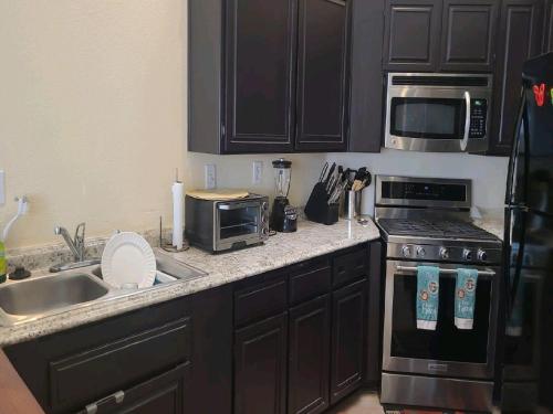 Be Our Guest-Private Home Tampa in Palmdale (CA)