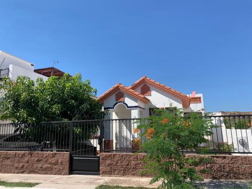 House with enclosed yard- 1km to the beach- big garden