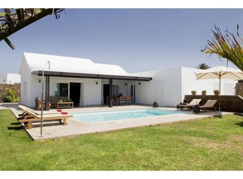  Villa Janubio - A beautiful 4 bedroom Villa - A Short Walk To Puerto Del Carmen in Puerto del Carmen