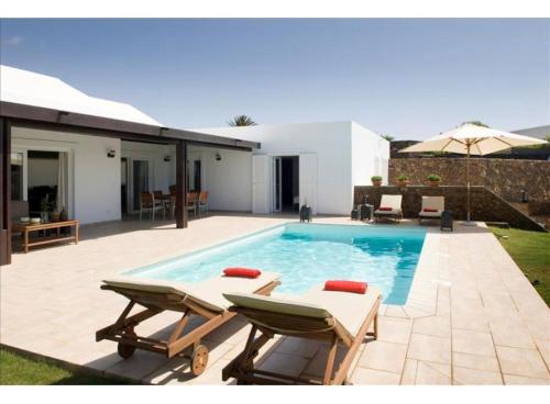  Villa Janubio - A beautiful 4 bedroom Villa - A Short Walk To Puerto Del Carmen in Puerto del Carmen