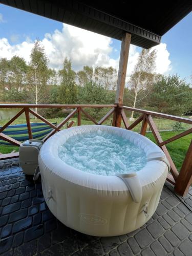 Brzozowe Wzgórze z jacuzzi i rowerami (Brzozowe Wzgorze z jacuzzi i rowerami) in Mieroszyno