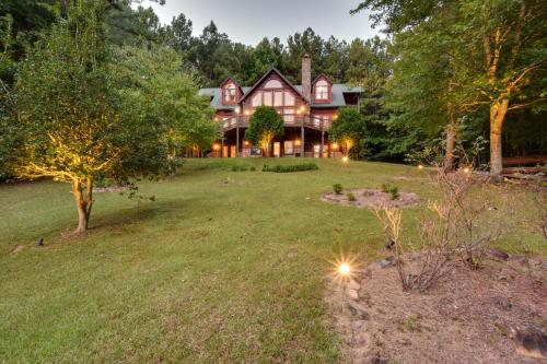 Grand Ellijay Cabin with Mountain Views and Pool Table in Ellijay, USA