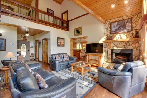 Grand Ellijay Cabin with Mountain Views and Pool Table