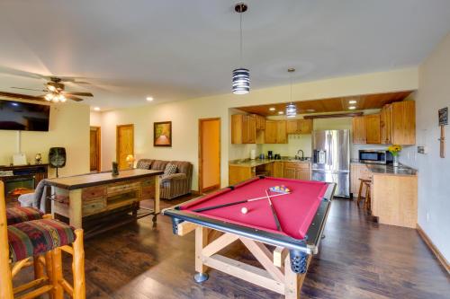 Grand Ellijay Cabin with Mountain Views and Pool Table