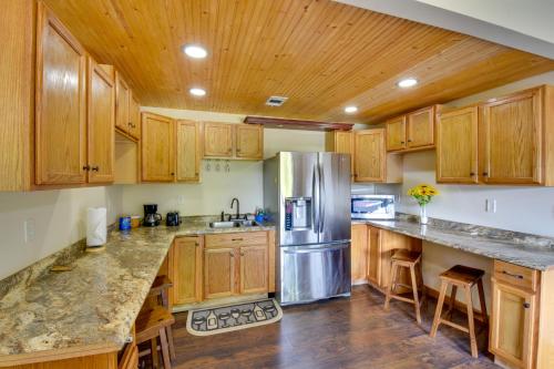 Grand Ellijay Cabin with Mountain Views and Pool Table