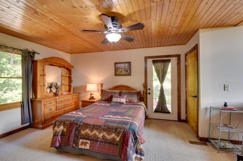 Grand Ellijay Cabin with Mountain Views and Pool Table