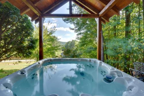 Grand Ellijay Cabin with Mountain Views and Pool Table