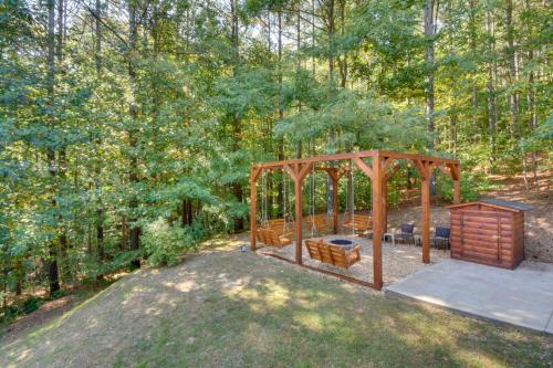 Grand Ellijay Cabin with Mountain Views and Pool Table