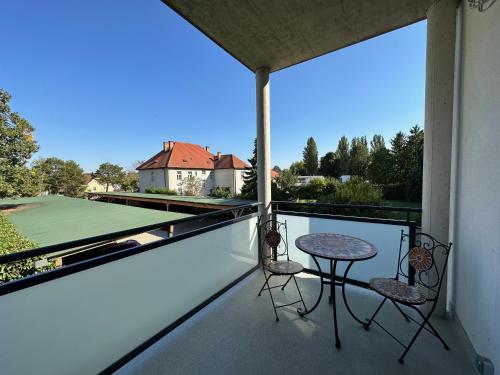 FeelHome-GolfClub-Balkon-4 Gäste-WiFi-Smart TV