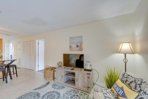 Updated Sienna Park Condo - 4 Miles to Siesta Key! in Sarasota, USA