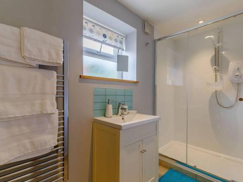 淋浴設備, Delightful Cottage with 2 Bedrooms near Knutsford in 托夫特