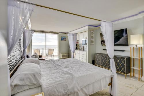 Cozy Florida Getaway with Pool Access and Ocean Views! in Daytona Beach, USA