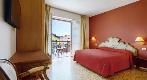 1 queen bed, 2 twin beds