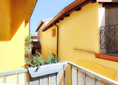 Corte Melone rooms-upper floor - Tap to explore photos