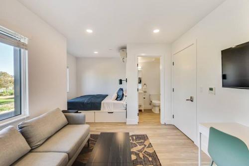 Stylish Studio Suite in West Oakland