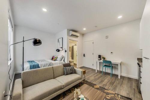 New Stylish Studio Suite Near Downtown